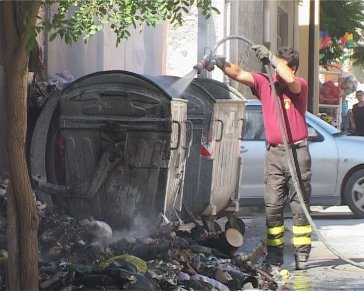 Ancora rifiuti e cassonetti incendiati nella notte in provincia di Agrigento